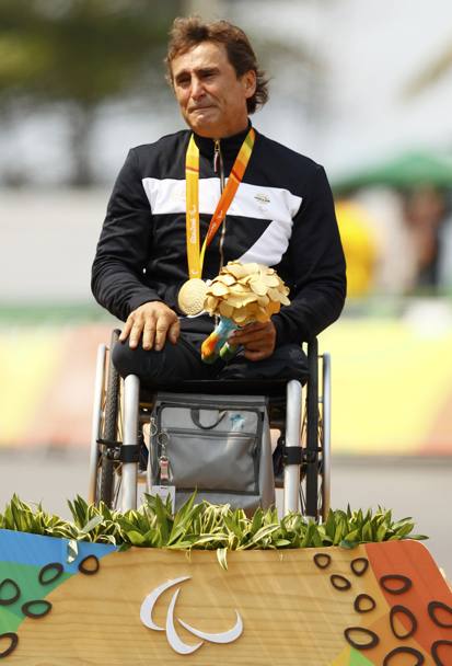 Alex Zanardi sul podio con la medaglia d&#39;oro vinta nella crono di Handbike a Rio 2016. Reuters